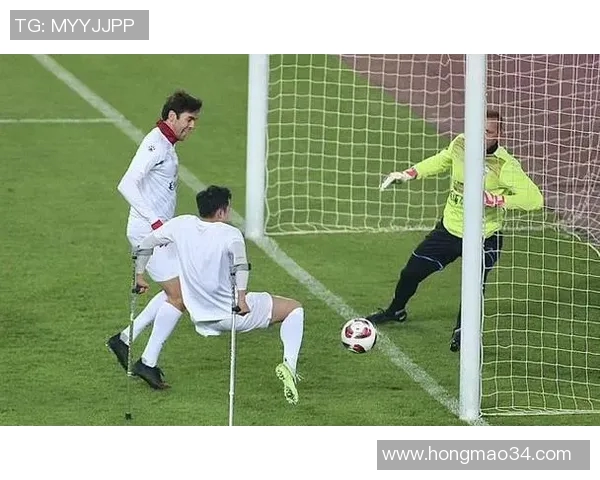 足球明星意外受伤拄拐杖现身街头引发球迷关心与热议